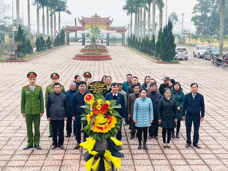 Các đại biểu, các thành phần tham gia viếng nghĩa trang Liệt Sỹ