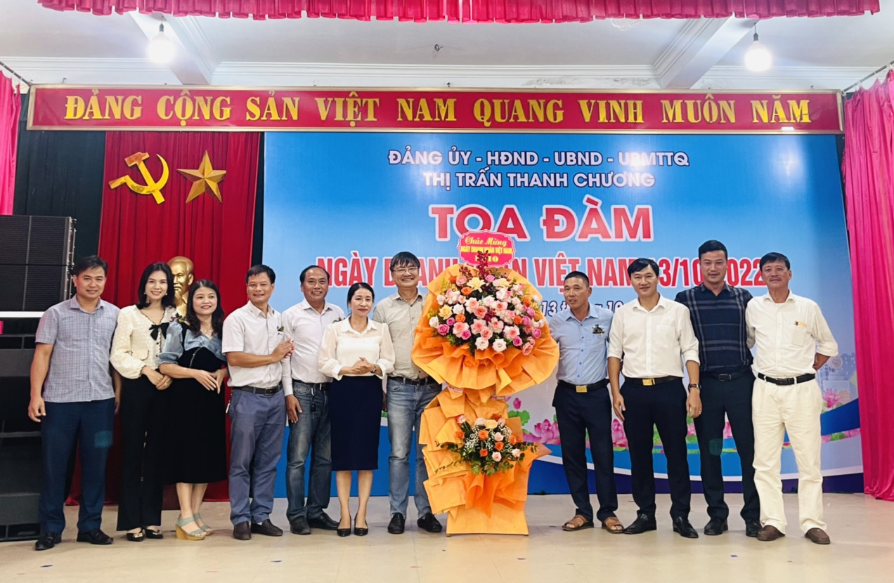 Lãnh đạo Đảng ủy, HĐND, UBND, UBMTTQ tặng hoa chúc mừng đại diện các Doanh nghiệp, các hộ kinh doanh tiêu biểu