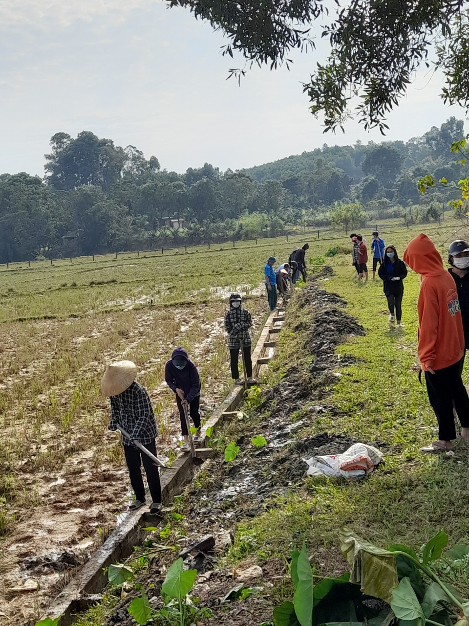 Nhân dân và cán bộ tham gia nạo vét kênh mương nội đồng